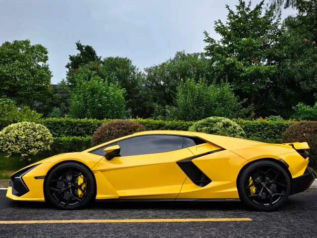 Lamborghini Revuelto — Фото автомобиля 6