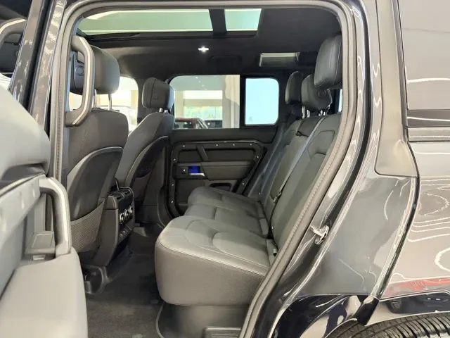 Land Rover Defender — Фото автомобиля 16