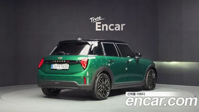 MINI Cooper Generation 4 — Фото автомобиля 2