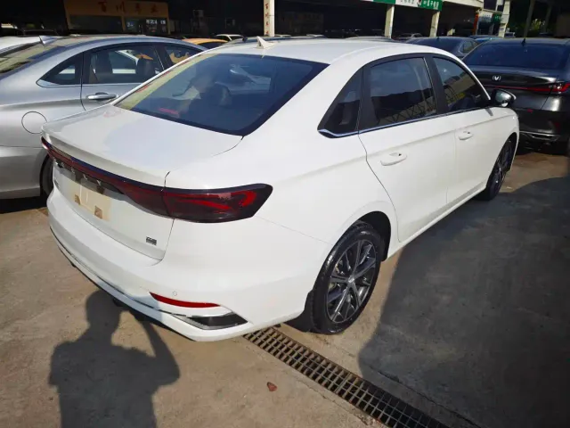 Geely Emgrand — Фото автомобиля 13