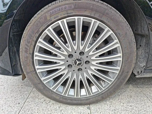Mercedes-Benz E-Class — Фото автомобиля 5