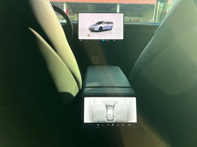 Tesla Model Y — Фото автомобиля 11