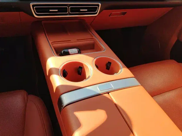 Li Auto L8 — Фото автомобиля 16