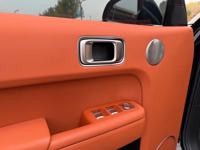 Li Auto L8 — Фото автомобиля 11