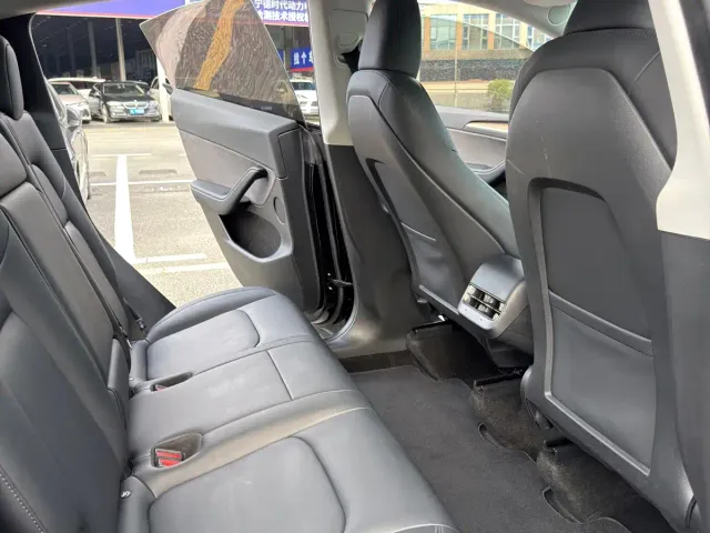 Tesla Model Y — Фото автомобиля 8
