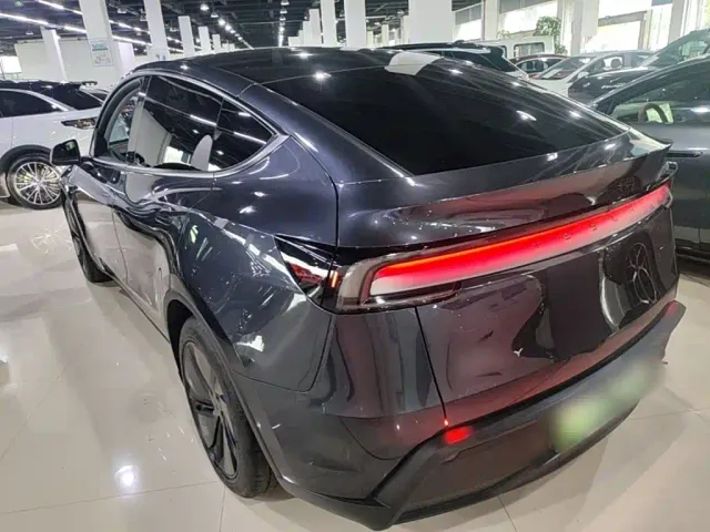 Tesla Model Y — Фото автомобиля 4