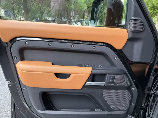 Land Rover Defender — Фото автомобиля 14
