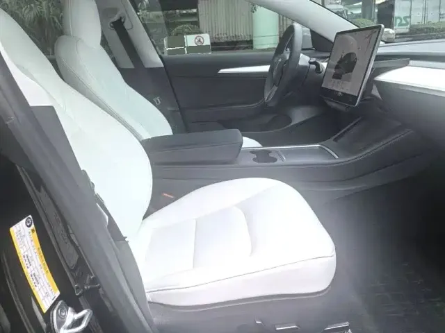 Tesla Model 3 — Фото автомобиля 4
