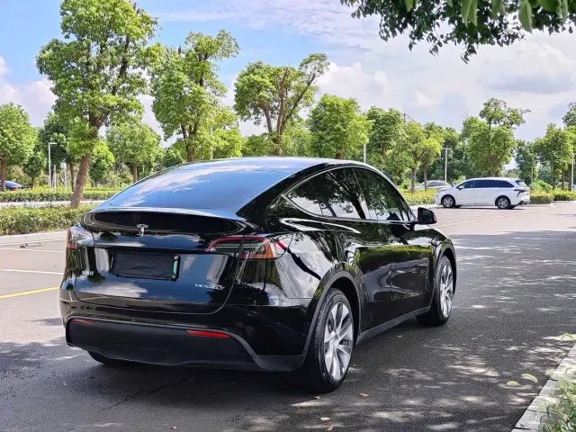 Tesla Model Y — Фото автомобиля 8