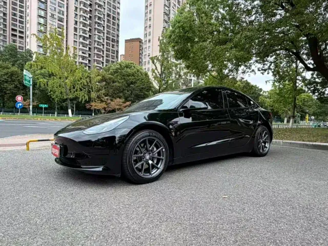 Фотография автомобиля — Tesla Model 3