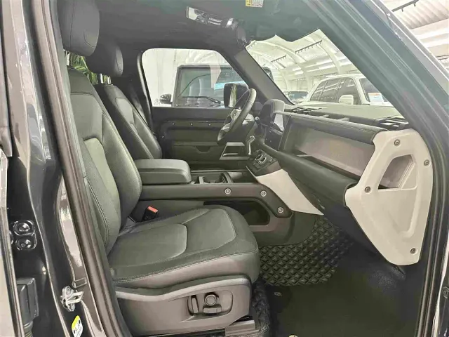 Land Rover Defender — Фото автомобиля 14