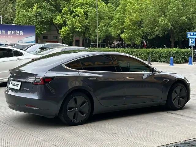 Tesla Model 3 — Фото автомобиля 15