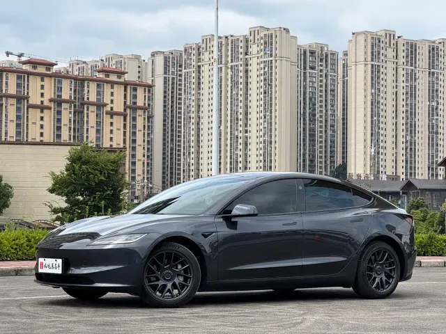 Tesla Model 3 — Фото автомобиля 12
