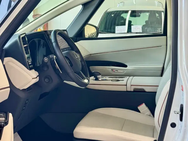Lexus Lexus LM 2023 500h 6-Seater Prestige Edition — Фото автомобиля 4