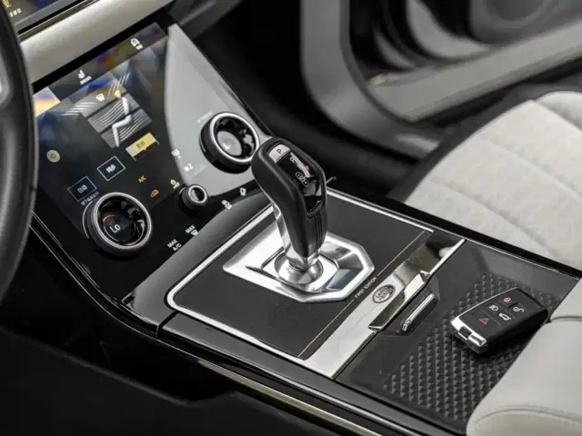 Land Rover Range Rover Evoque 2021 Range Rover Evoque L 249PS R-Dynamic First Edition Launch Edition — Фото автомобиля 18