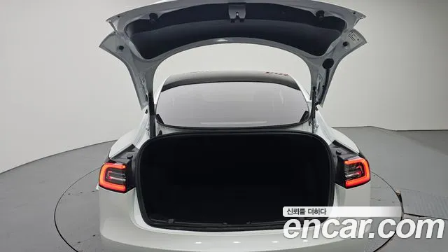 Tesla Model 3 — Фото автомобиля 20