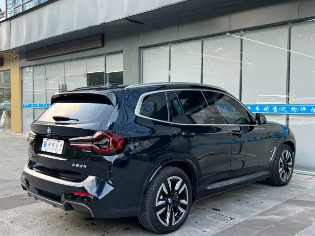 BMW iX3 — Фото автомобиля 12