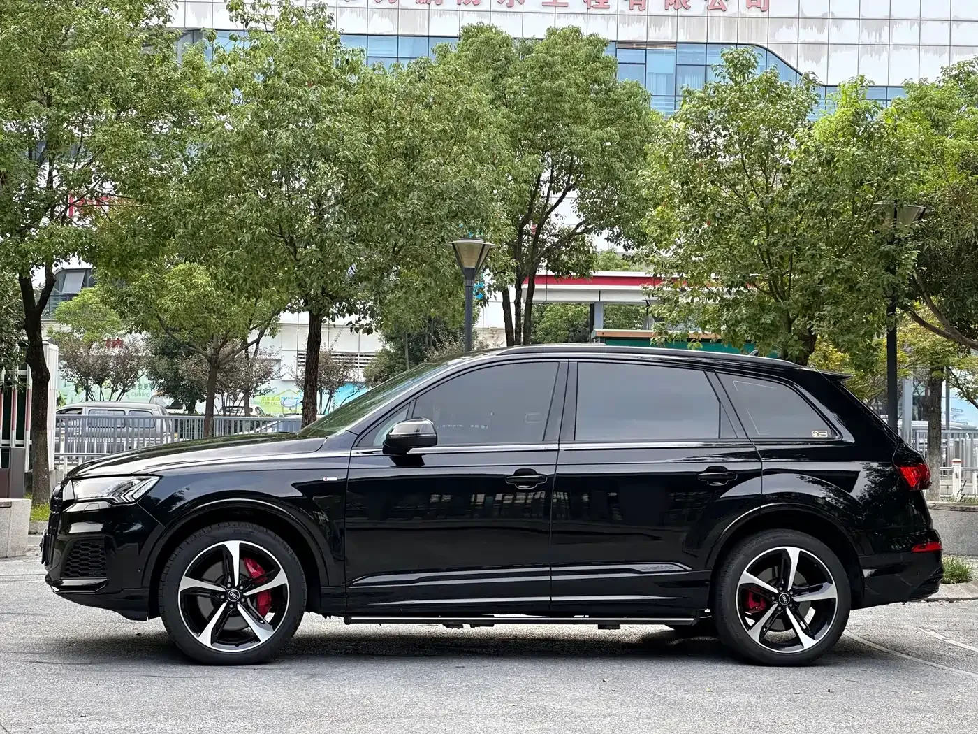 Audi Audi Q7 2022 55 TFSI quattro S line Premium — Фото автомобиля 4