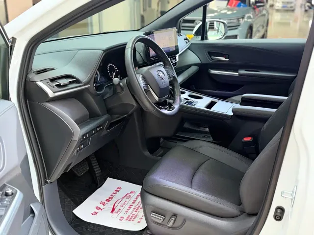 Toyota Sienna — Фото автомобиля 4