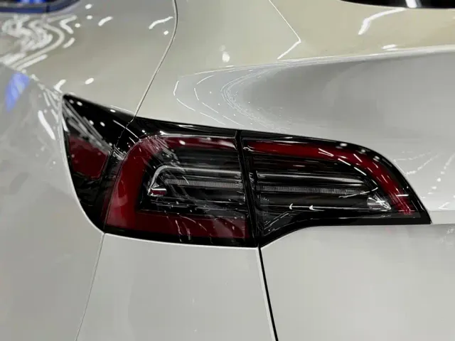 Tesla Model Y — Фото автомобиля 16