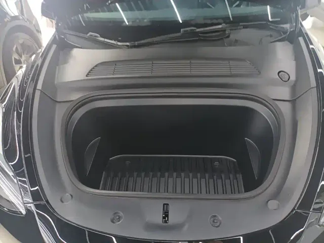 Tesla Model Y — Фото автомобиля 9
