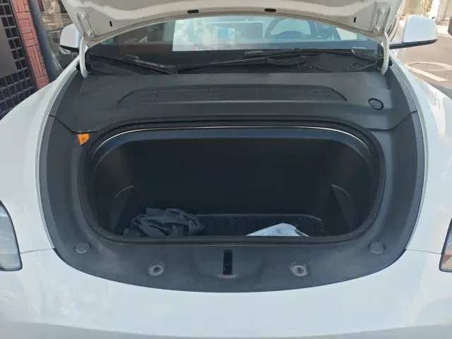 Tesla Model Y — Фото автомобиля 21