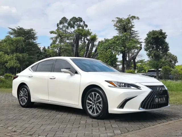 Lexus ES — Фото автомобиля 3