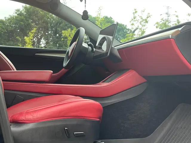 Tesla Model Y — Фото автомобиля 16