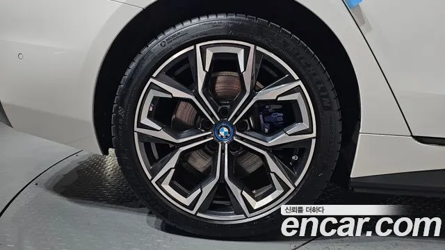 BMW i4 — Фото автомобиля 20