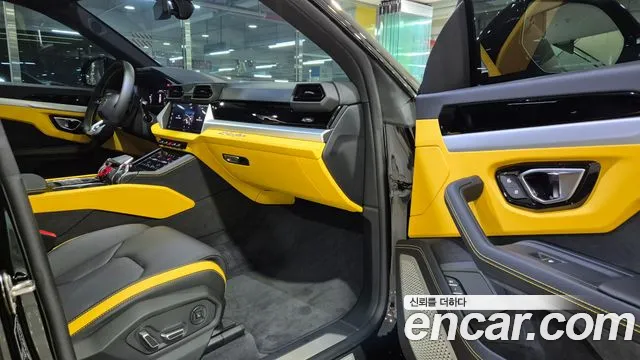 Lamborghini Urus — Фото автомобиля 11