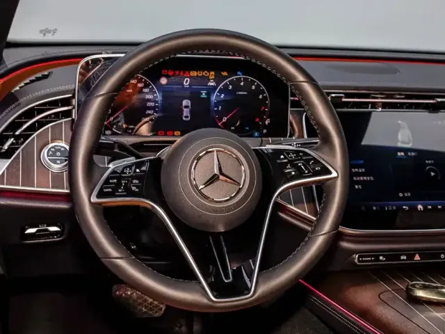 Mercedes-Benz E-Class — Фото автомобиля 23