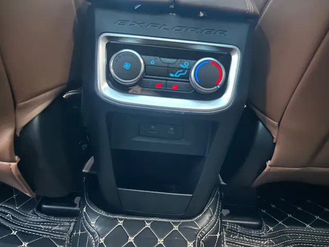 Ford Explorer — Фото автомобиля 14