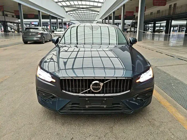Volvo S60 — Фото автомобиля 2