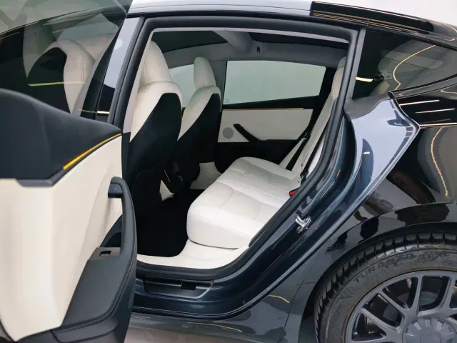 Tesla Model 3 — Фото автомобиля 9