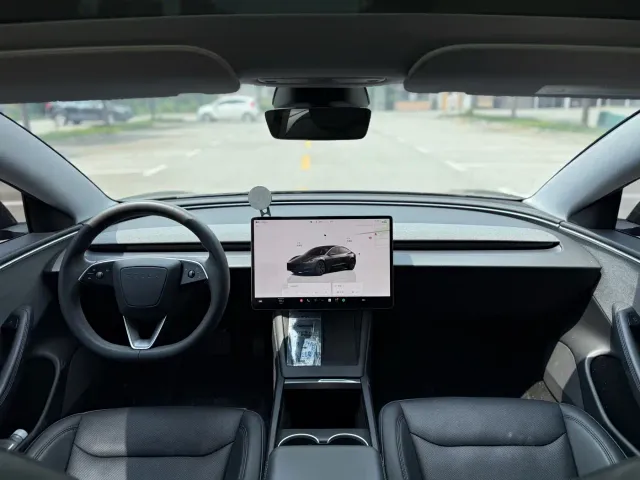 Tesla Model 3 — Фото автомобиля 8
