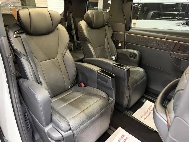 Toyota Alphard — Фото автомобиля 12