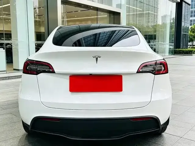 Tesla Model Y — Фото автомобиля 5