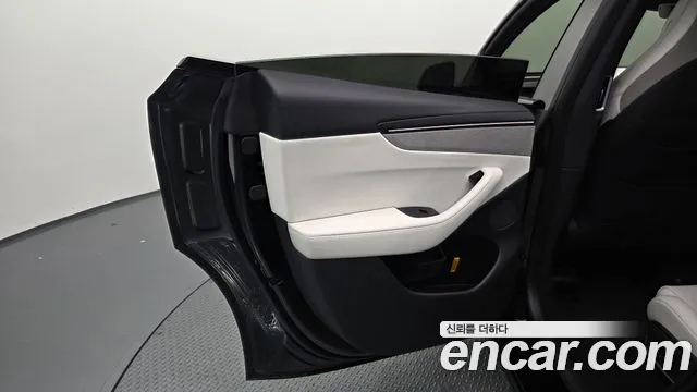 Tesla Model Y — Фото автомобиля 24