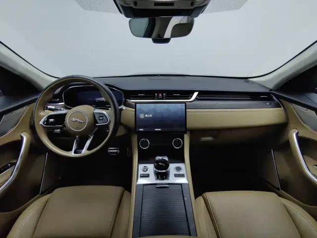 Jaguar F-Pace — Фото автомобиля 5