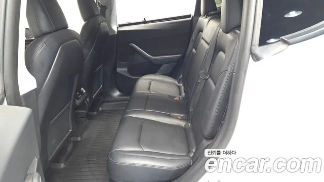 Tesla Model Y — Фото автомобиля 17