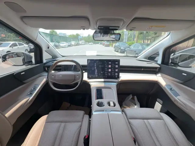 Xpeng X9 — Фото автомобиля 7