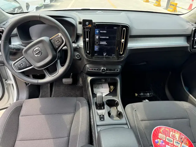 Volvo XC40 — Фото автомобиля 3