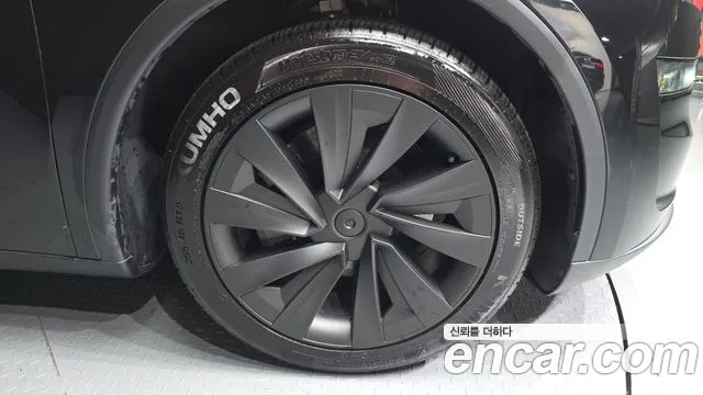 Tesla Model Y — Фото автомобиля 5