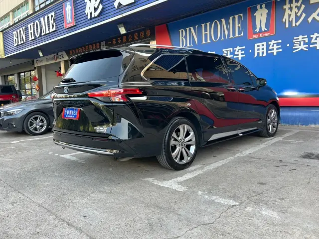 Toyota Sienna — Фото автомобиля 16