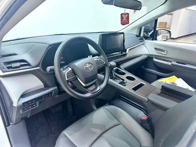 Toyota Sienna — Фото автомобиля 9