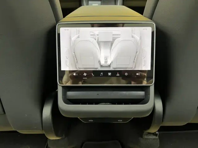 Tesla Model Y — Фото автомобиля 22