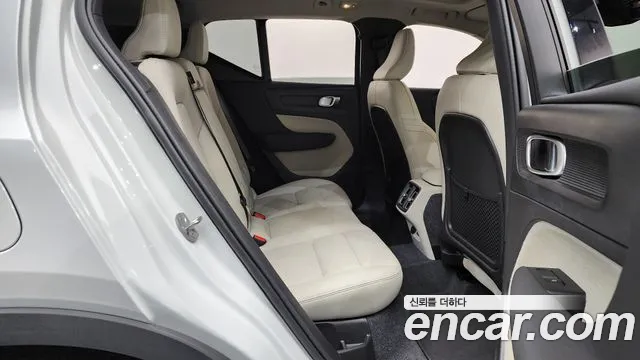 Вольво XC40 B4 Ultra Bright — Фото автомобиля 12