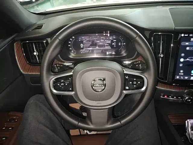 Volvo XC60 — Фото автомобиля 10