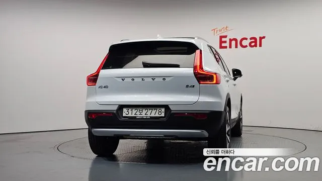 Volvo XC40 — Фото автомобиля 4