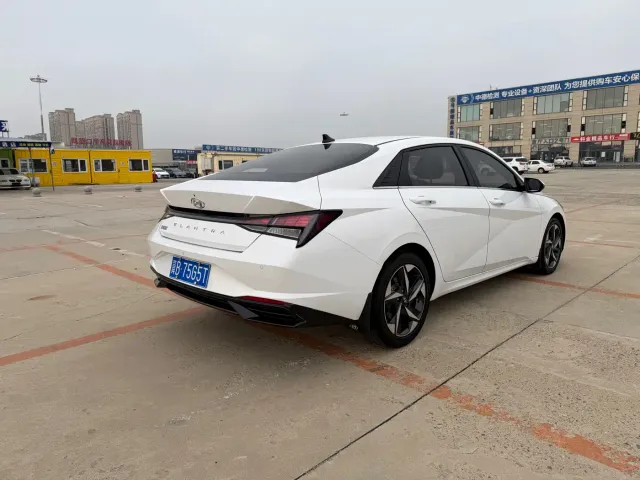 Hyundai Elantra — Фото автомобиля 4
